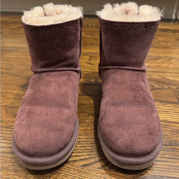 UGG DIXI FLORA PERFORATED, BOW SHEEPSKIN PURPLE BOOTS, USA SIZE 7 - Picture 1 of 6